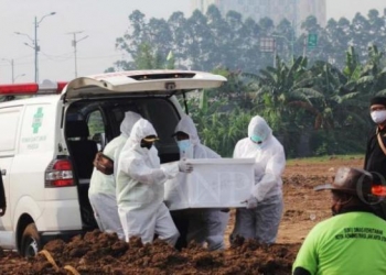 Ilustrasi Pemakaman Jenazah Covid-19. (Foto: Putu Wahyu Rama/RM.id)