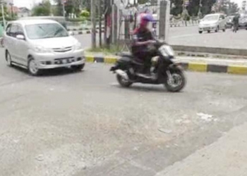 Persimpangan Jalan Bhayangkara yang berlubang.