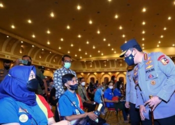 Kapolri Jenderal Listyo Sigit Prabowo meninjau pelaksanaan percepatan akselerasi vaksinasi serentak, di Sleman City Hall, Kabupaten Sleman, DI Yogyakarta, Jumat (11/3). (Foto: Divhumas Polri)