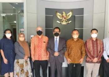 Dubes RI untuk Brunei Darussalam Sujatmiko (keempat kanan) di sela-sela perkenalan dengan anggota KADIN Komite Bilateral Brunei Darussalam, Selasa (15/3). (Foto: KBRI Bandar Seri Begawan)