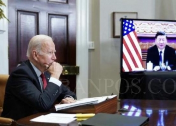 Presiden AS Joe Biden dan Presiden China Xi Jinping (layar monitor) dalam pertemuan virtual pada November 2021. (Foto: AFP)