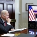 Presiden AS Joe Biden dan Presiden China Xi Jinping (layar monitor) dalam pertemuan virtual pada November 2021. (Foto: AFP)