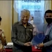 Mantan Perdana Menteri Malaysia Mahathir Mohamad (tengah) memberikan penghargaan kepada tim medis yang telah membantu menyembuhkannya, di Yayasan Kepemimpinan Perdana, Putrajaya, Senin (28/3). (Foto: YouTube)