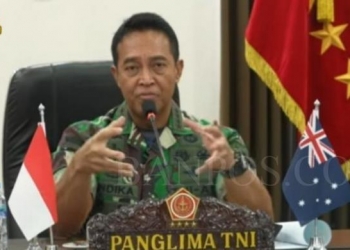 Panglima TNI Jenderal Andika Perkasa sedang menerangkan upaya Indonesia dalam menekan laju penularan Covid-19 kepada Australian Defence Forces Chief (Panglima Tentara Nasional Australia) General Angus Campbell. (Foto: Ist)