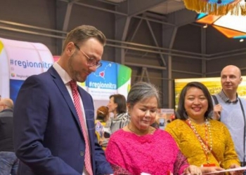 Dubes Kenssy D. Ekaningsih (tengah), bersama Martin František Přívětivý, Chief Executive Officer (CEO) ABF resmi membuka Paviliun Indonesia. (Foto: Dok. KBRI Praha)