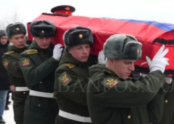 Pemakaman seorang tentara Rusia di Kota Kostroma. Ia jadi korban perang Rusia dan Ukraina. (Foto BBC)
