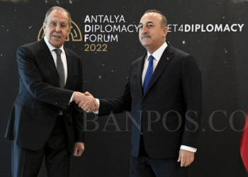 Menteri Luar Negeri Turki Mevlut Cavusoglu (kanan) dan Menteri Luar Negeri Rusia Sergey Lavrov berjabat tangan selama pertemuan mereka di Antalya, Turki, Kamis, 10 Maret 2022. (Foto: Kementerian Luar Negeri Rusia melalui AP)