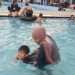 °
WISATA KOLAM RENANG–Seorang anak sedang belajar berenang, di salah satu objek wisata kolam renang, di Kabupaten Pandeglang, Minggu (13/3). (NIPAL SUTIANA/SATELIT NEWS)