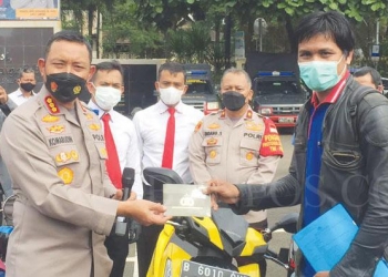 Kapolres Metro Tangerang Kota Kombes Pol Komarudin menyerahkan motor hasil curian kepada pemiliknya.
