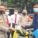 Kapolres Metro Tangerang Kota Kombes Pol Komarudin menyerahkan motor hasil curian kepada pemiliknya.