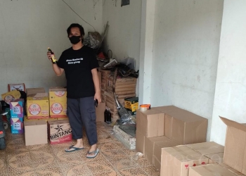 Petugas kepolisian saat menyita miras