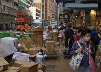 Aktivitas warga di sebuah pasar di Hong Kong, kemarin. (Foto AP/Kin Cheung)