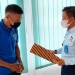 Kalapas Cilegon Sudirman Jaya saat menyerahkan SK Remisi Hari Raya Nyepi kepada narapidana, Kamis (3/3).