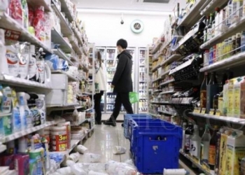 Barang-barang di rak supermarket di Sendai, Jepang berhamburan diguncang gempa M7,4, Rabu (16/3) jelang tengah malam. (Foto: Kyodo)