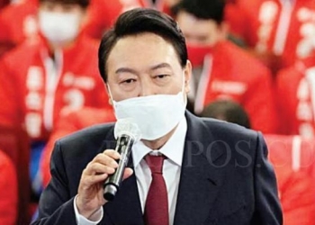 Yoon Suk-yeol, saat menyampaikan pidato kemenangan di Seoul, Kamis (10/3). (Foto: LEE JIN-MA N/POOL VIA REUTERS).