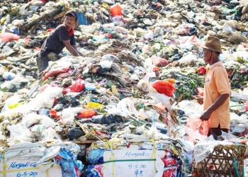 Pemulung mengais sampah di TPA Rawa Kucing Kota Tangerang. Pemulung masuk ke dalam kategori masyarakat berpenghasilan rendah. DEDE KURNIAWAN/BNN