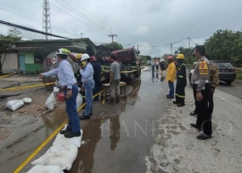 Petugas kepolisian saat mengecek tumpahan 30 ton cairan kimia yang akan dikirim ke PT Chandra Asri. LUKMAN HAPIDIN/BANTEN POS