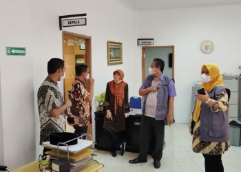 LUKMAN HAPIDIN/BANTEN POS

Inspektur Kota Cilegon, Mahmudin bersama Tim Inspektorat Kota Cilegon saat sidak ke Bappeda Kota Cilegon jelang libur Lebaran, Kamis (28/4/2022).