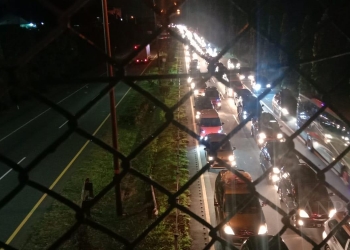 LUKMAN HAPIDIN/BANTEN POS

Kendaraan mengular di tol Tangerang Merak, Kamis (28/4).