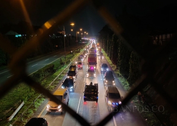 LUKMAN HAPIDIN/BANTEN POS
Arus lalu lintas di tol Tamer arah Pelabuhan Merak sudah mengalami kepadatan karena banyaknya pemudik tinggalkan Jakarta pada Jum'at (29/4/2022) dini hari.
