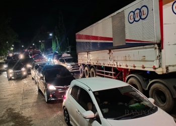 LUKMAN HAPIDIN/BANTEN POS
Kemacetan terjadi di jalan arteri Kota Cilegon menuju Pelabuhan Merak.