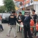 ISTIMEWA

Rekan Komunitas CRD 08 saat membagikan takjil kepada pengguna jalan.