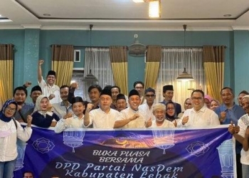 Mantan Wakil Bupati Lebak Amir Hamzah saat hadir di acara buka bersama Partai Nasdem, di salah satu rumah makan di Rangkasbitung, Kamis (28/4/2022).