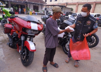 Anggota Komunitas HDCI Serang membagikan takjil kepada warga di Jalan Kimasjong, Alun-alun, Kota Serang, Sabtu (16/4). DZIKI OKTOMAULIYADI/BANTEN POS