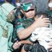 Kepala Staf TNI Angkatan Darat (KSAD) Jenderal Dudung Abdurachman menggendong Vano (5), putra sulung almarhum Sertu Eka Andriyanto, di Sidoarjo, Jawa Timur, kemarin. Sertu Eka adalah Anggota Bintara Pembina Desa atau Babinsa tersebut, tewas ditembak teroris Papua, di Yalimo, Papua, Kamis (31/3). (Foto: Istimewa).