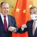 Menlu Sergey Lavrov (kiri) melakukan salam siku dengan Menlu China Wang Yi, Rabu lalu. (Foto: Xinhua Photo).