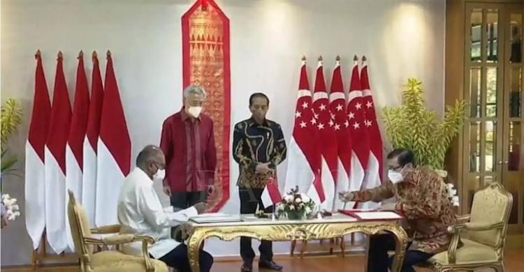 Presiden Joko Widodo (Jokowi) dan Perdana Menteri (PM) Singapura Lee Hsien Loong menyaksikan penandatangan perjanjian ekstradisi oleh Menteri Hukum dan HAM Yasonna Laoly dan Menteri Dalam Negeri serta Menteri Hukum Singapura K Shanmugam di The Sanchaya Resort Bintan, Kabupaten Bintan, Provinsi Kepulauan Riau, Selasa, 25 Januari 2022. (Foto Dok RM.id) Sebelumnya, Menkumham Yasonna Laoly