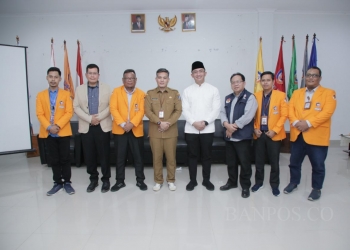 Mantan Wakil Gubernur Banten Andika Hazrumy berfoto bersama dengan civitas akademika Universita Primagraha disela-sela kunjungannya di kampus tersebut, Senin (23/5/2022).