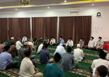 Menyambut tibanya hari raya idul Fitri 1443 Hijriyah, para Narapidana di Lapas Rangkasbitung bersama Wabup Lebak Ade Sumardi gelar Takbiran bersama. Minggu malam (1/5/2022).