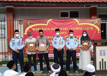 ISTIMEWA

Berkah Lebaran, tampak dua orang Napi mendapat bebas serta SK Remisi Lebaran. Selain itu Lapas Rangkasbitung memberikan remisi untuk 76 Napi Narapidana Lapas yang telah memenuhi syarat, Senin (2/5/2022).