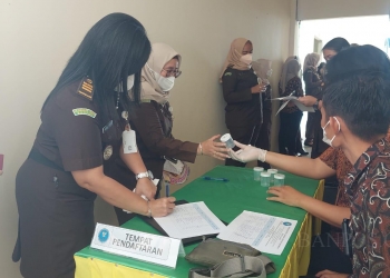 LUKMAN HAPIDIN/BANTEN POS
Pegawai Kejari Cilegon ramai-ramai di tes urine, Rabu (18/5/2022).