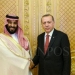 Presiden Turki Recep Tayyip Erdogan (kanan) bersalaman dengan Putra Mahkota Mohammed bin Salman dalam pertemuan di Jeddah, 2017 (Foto AFP)
