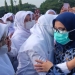 Iti memeluk peserta pelantikan CPNS dan PPPK.
