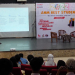 Seorang pelajar saat memberikan pemahaman dan pengalaman mengikuti lomba karya ilmiah kepada peserta yang hadir di kegiatan seminar yang diadakan PT. MSK di Rumah Dunia, Kota Serang, Kamis (16/6). / RULIE SATRIA