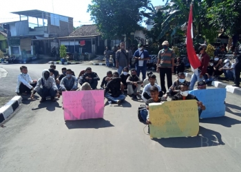 LUKMAN HAPIDIN/BANTEN POS
Warga Desa Pasauran, Kecamatan Cinangka, Kabupaten Serang, saat berunjuk rasa di PT KTI di Kelurahan Kebonsari, Kecamatan Citangkil, Kota Cilegon, Jumat (10/6/2022).