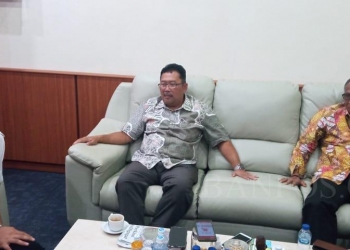 Walikota Cilegon Helldy Agustian saat menerima Direktur Utama PT Krakatau Sarana Infrastruktur, Agus Nizar Vidiansyah yang didampingi Vice President of Legal & Risk Management Krakatau Steel, Rachman Hidayat, di ruang kerja walikota, Rabu (15/6/2022).