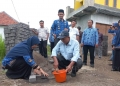 Lurah Panggungrawi, Neneng Agustini didampingi Ketua Pokmas Ahmadin dan Camat Jombang (berpeci) launcing program Salira DPWKel tahun 2022 di Link Solokan RT 02/03, Jum'at (17/6/2022).