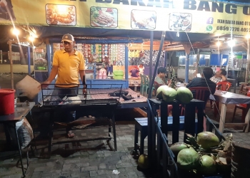 Pedagang Kawasan Teluk saat melayani pengunjung.