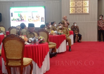 Bupati Pandeglang, Irna Narulita, saat menyampaikan protesnya.
