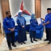 Ketua DPD Demokrat Banten, Iti Octavia Jayabaya saat menyerahkan SK pengurus DPC untuk wilayah Banten di Kantor DPP Demokrat, Selasa (12/7). ISTIMEWA