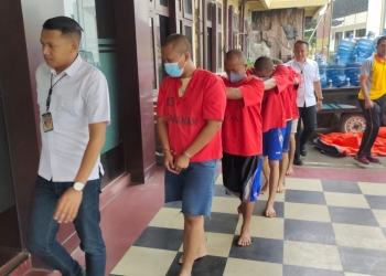 LUKMAN HAPIDIN/BANTEN POS 
Para tersangka saat digiring petugas kepolisian di Mapolres Cilegon, Jum'at (22/7/2022).