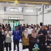 Ratusan peserta pembekalan KKM Tematik UBJ 2022 berfoto bersama usai pembekalan, di Teras Meeting 2 UBJ, Selasa (26/7/2022)