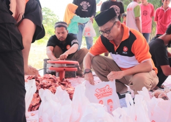 Ketua DPD PKS Kota Serang, Hasan Basri, saat mengemas daging hewan kurban yang akan dibagikan kepada masyarakat sekotar kantor DPD PKS Kota Serang, Senin (11/7).