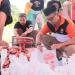 Ketua DPD PKS Kota Serang, Hasan Basri, saat mengemas daging hewan kurban yang akan dibagikan kepada masyarakat sekotar kantor DPD PKS Kota Serang, Senin (11/7).