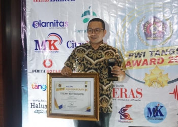 GM Tuscany Boutique Hotel, Braddy Ataka Tamba saat menunjukkan penghargaan yang didapat. (ISTIMEWA)