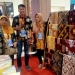 Umsaroh bersama Batik Chanting Pradana miliknya saat mengikuti Pameran Investasi, Produk Unggulan Perdagangan dan Pariwisata di Bandung.